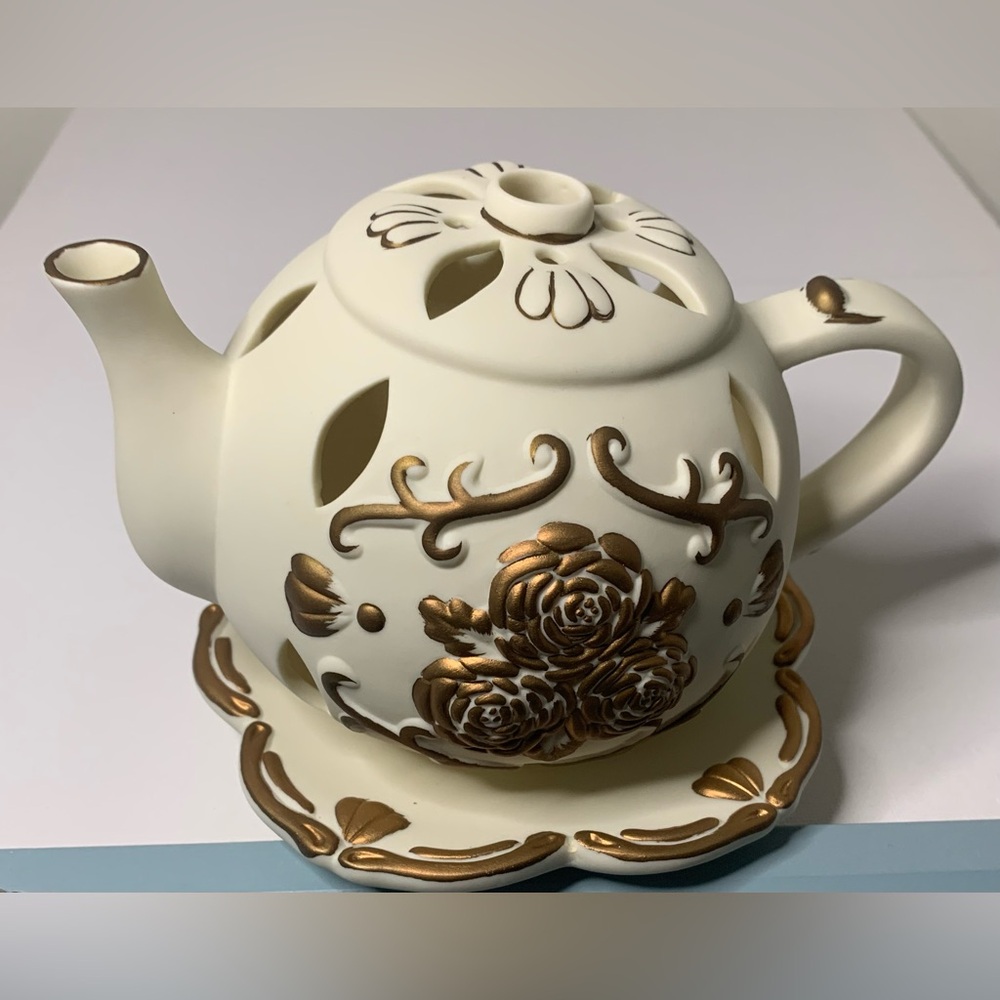 Party light tea time tealight holder
Made of ivory bisque porcelain Never used